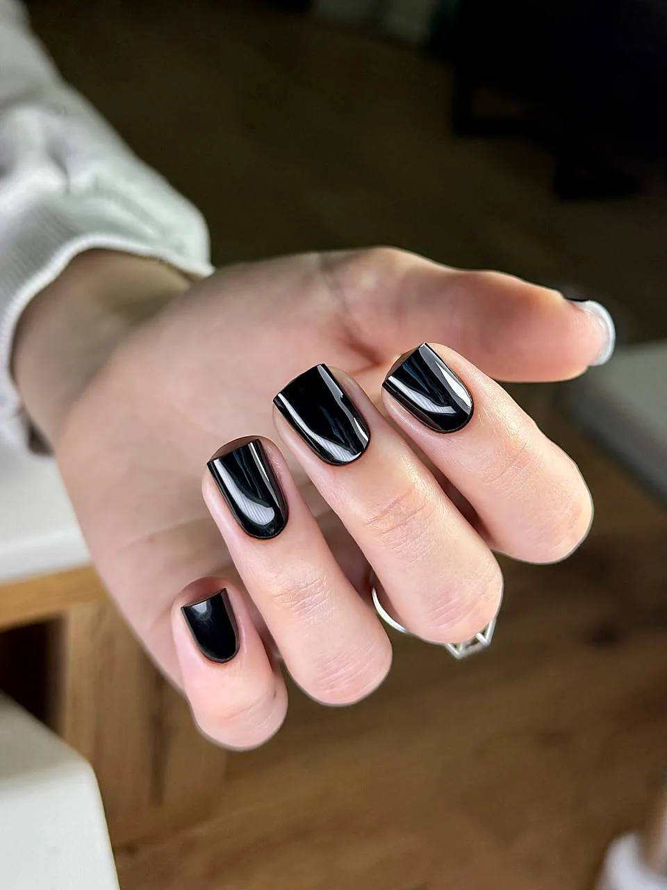 Чёрный глянец на коротком квадрате